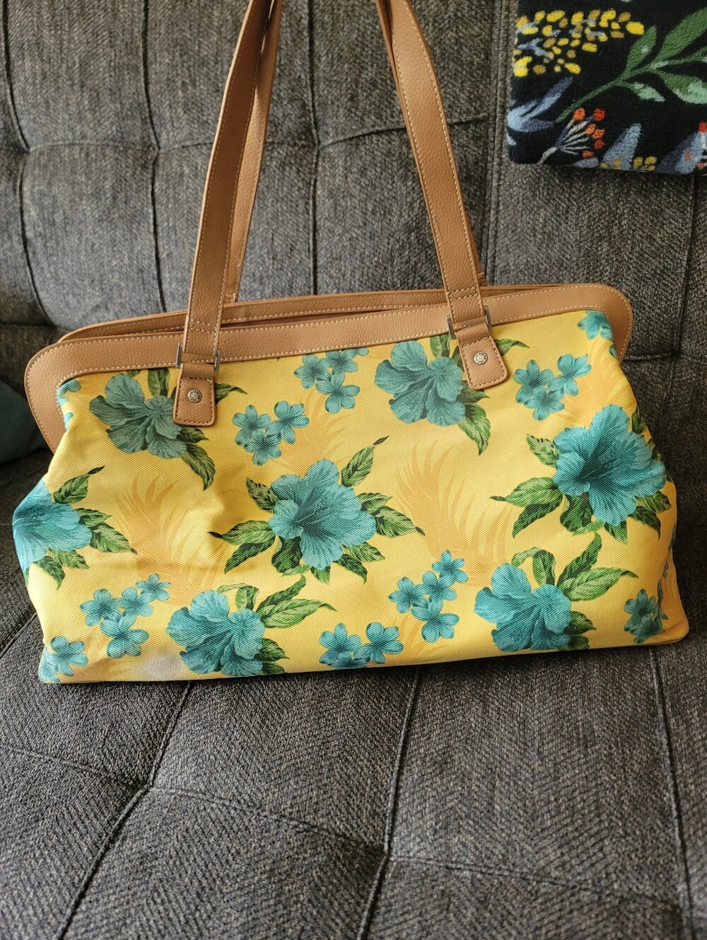 Caribbean Joe Hawaiian Floral Weekender With Accessories - Picture 11 of 16